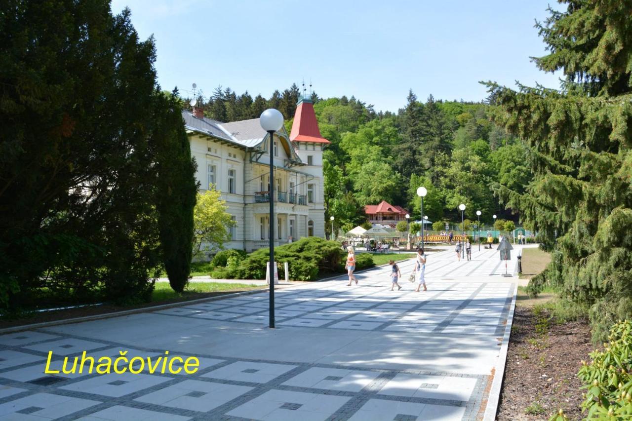 Retro Vila Guest House Slušovice Eksteriør bilde